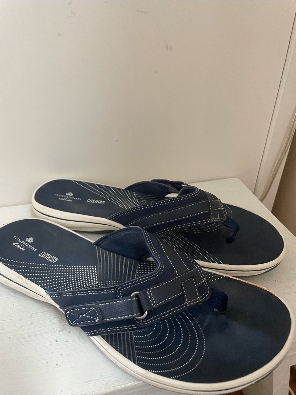 Women’s Clark’s Cloudsteppers  Navy Blue Cushioned Toe-Post Sandals Size 9